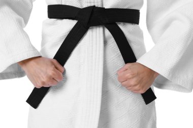 Kimonolu karate dövüşçüsü beyazlar içinde izole edilmiş, yakın plan.