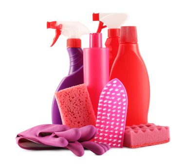 Beyaz üzerine izole edilmiş farklı temizlik ürünleri seti