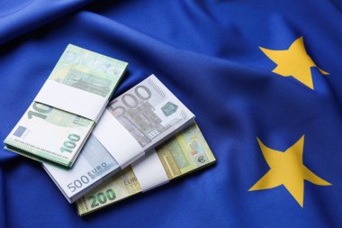 Avrupa Birliği bayrağında Euro banknotları, yukarıda görünüm