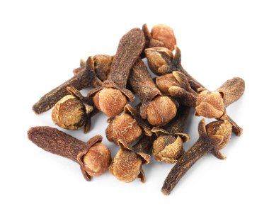 Beyaz arka planda kuru karanfil tomurcukları yığını. Aromatik baharat