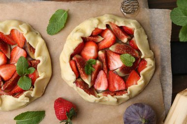 Çilekli, incirli ve nane şekerli pişirilmemiş galetler.