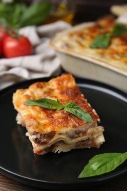 Lezzetli pişmiş lazanya, fesleğenli, yakın plan.