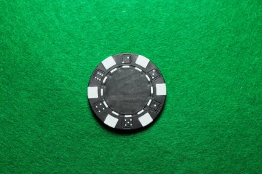 Yeşil masa üzerinde poker çipi, üst görünüm