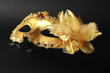 Siyah arka planda güzel altın karnaval maskesi