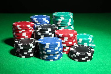 Poker oyunu. Kumarhane fişleri yeşil masada, yakın plan.