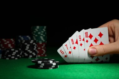 Yeşil masada poker fişleri ve kağıt oynayan kadın, yakın plan. Metin için boşluk