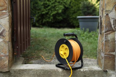 Uzatma kablosu arka bahçede. Elektrikçi ekipmanı.