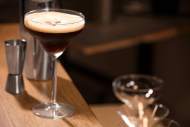 Bardaki ahşap masada nefis espresso martinili bir bardak. Metin için boşluk
