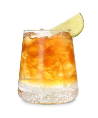 Beyaza izole edilmiş limon dilimiyle taze espresso tonik.