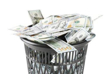 Çöp kutusundaki banknotlar beyaza izole edilmiş.