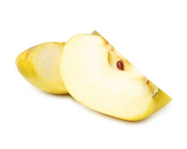 Olgun sarı elma parçaları beyaza izole edilmiş.