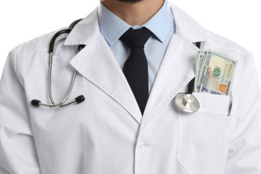 Yozlaşma konsepti. Beyaz arka planda dolar banknotları olan doktor, yakın plan.