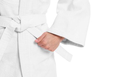 Kimonolu karate dövüşçüsü beyazlar içinde izole edilmiş, yakın plan.