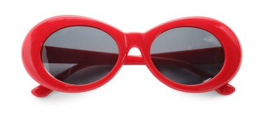 Beyaza izole edilmiş şık güneş gözlükleri. Zarif aksesuar.