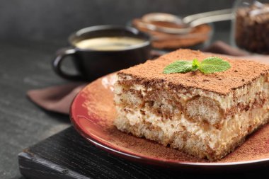 Karanlık masadaki naneli nefis tiramisu, yakın plan.