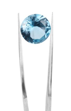 Parlak parlak mavi değerli taşlı cımbızlar beyaza izole edilmiş.