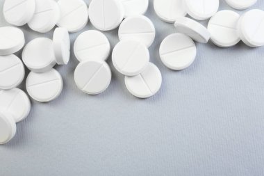 Gri arka planda birçok antibiyotik hapı var. Metin için boşluk
