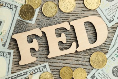 Word Fed (Federal Rezerv Sistemi) harfler, dolar banknotları ve paralar ile ahşap masa üzerinde, düz yatıyordu