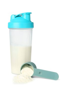 Protein tozu, kepçe ve karıştırıcı beyaza izole edilmiş.