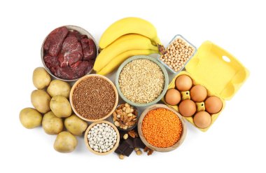 Beyaz zemin ve üst görünüm bakımından demir açısından zengin farklı ürünler. Anemi diyet planı