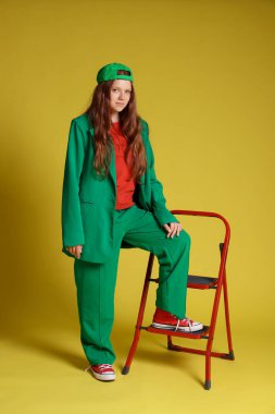 Altın arka planda kızıl saçlı genç kızın moda portresi.