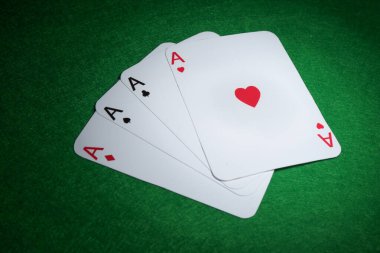 Poker oyunu. Yeşil masada kağıt oynamak