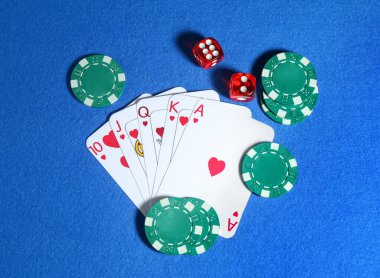 Oyun kartları, poker fişleri ve küpleri mavi masada, düz yerde