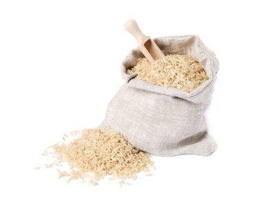 Çuval bezinde çiğ pirinç ve beyaz kepçeyle izole edilmiş