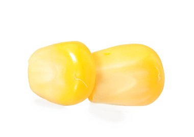 Taze olgun mısır taneleri beyaza izole edilmiş.