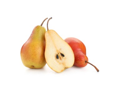 Tümü ve kesilmiş armutlar beyazda izole edilmiş.