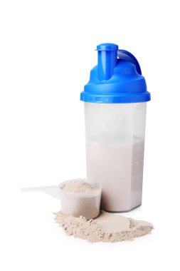 Beyaz kepçedeki protein tozu ve karıştırıcı izole edilmiş.