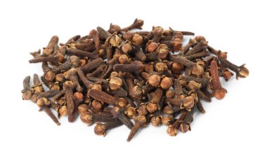 Beyaz arka planda kuru karanfil tomurcukları yığını. Aromatik baharat