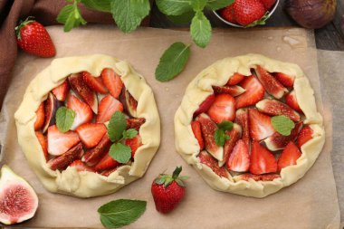 Çilekli, incirli ve nane şekerli pişirilmemiş galetler.