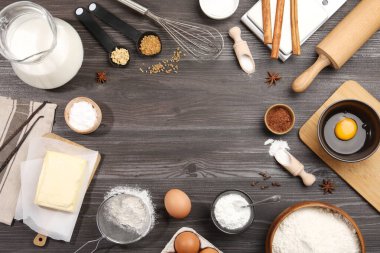 Kabartma tozu ve gri ahşap masadaki diğer ürünlerin çerçevesi düz. Metin için boşluk