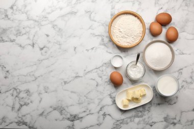 Kabartma tozu ve diğer ürünler beyaz mermer masada, düz yerde. Metin için boşluk