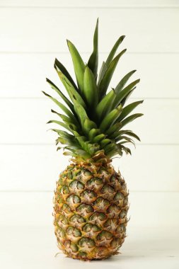 Beyaz masada taze olgun bir ananas.