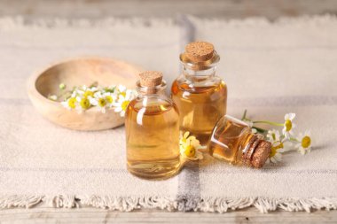 Masada gerekli yağ ve papatya çiçekleri var. Yakın plan.