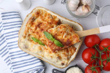 Lezzetli pişmiş lazanya fesleğenli beyaz desenli masa, düz yatar