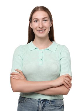 Beyaz arka plan üzerinde diş telleri ile gülümseyen kız