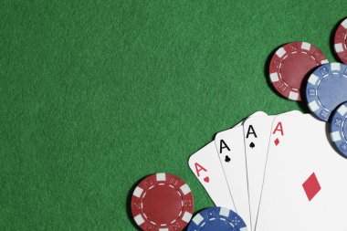 Yeşil masada kağıt ve poker fişleri, düz yatış. Metin için boşluk