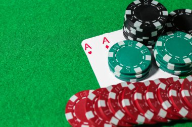 Yeşil masada poker fişleri ve kağıt oynamak, yakın plan. Metin için boşluk