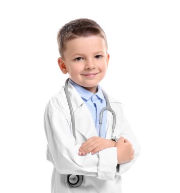 Steteskoplu küçük çocuk beyaz arka planda doktor gibi davranıyor. Geleceğin mesleğini hayal etmek