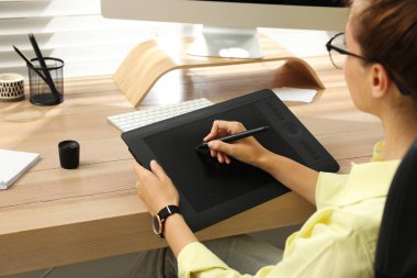 Masada grafiksel tablet üzerinde çalışan profesyonel rötuş, yakın plan