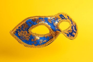 Sarı arka planda güzel parlak karnaval maskesi