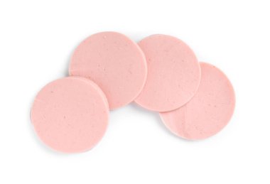 Lezzetli kaynamış sosis dilimleri beyaz, üst manzara