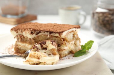 Masada lezzetli bir tiramisu var, yakın plan.