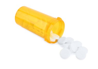 Tıbbi kavanozlu antibiyotik haplar beyaza izole edilmiş.