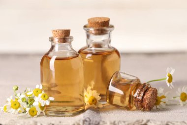 Masada gerekli yağ ve papatya çiçekleri var. Yakın plan.