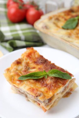 Lezzetli pişmiş lazanya. Fesleğenli, yakın plan.