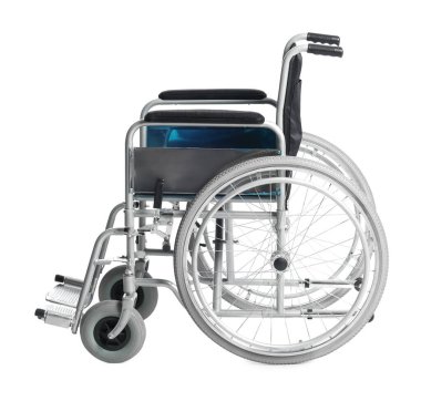 Yeni, boş tekerlekli sandalye beyaza izole edilmiş.